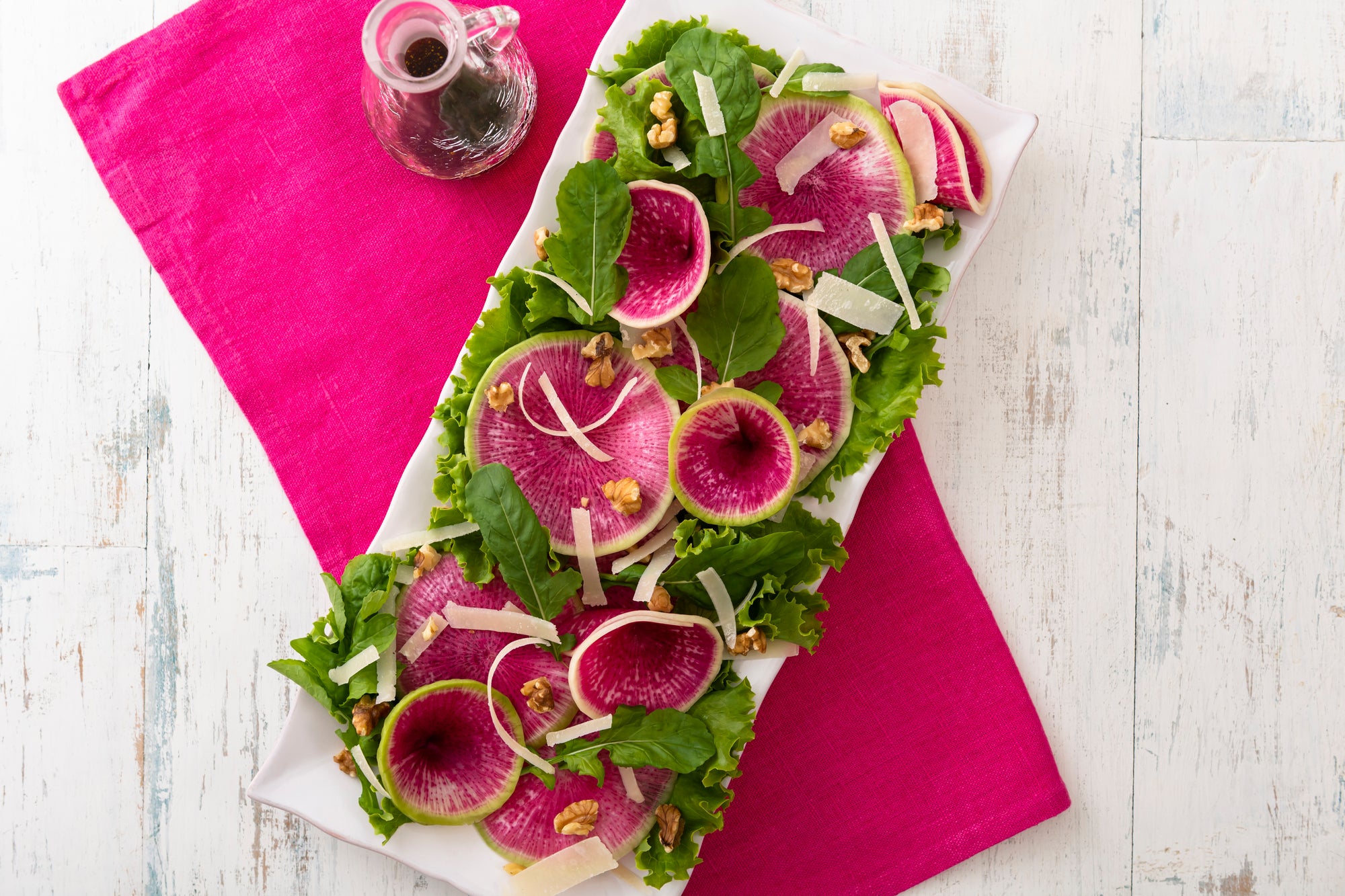 食卓華やか!ウォーターメロンラディッシュとルッコラのサラダ